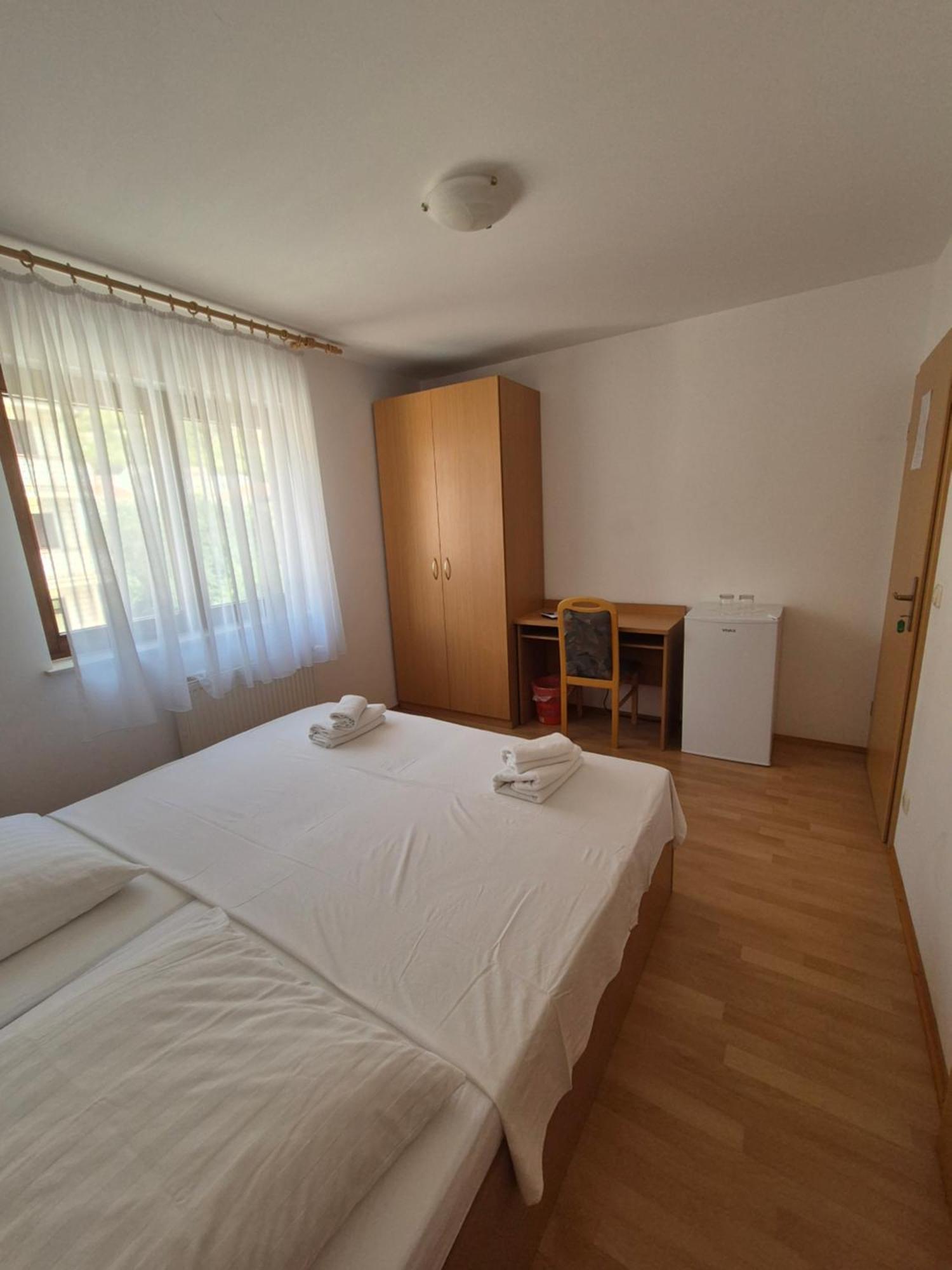 Apartments And Rooms Mamic Dugi Rat Kültér fotó