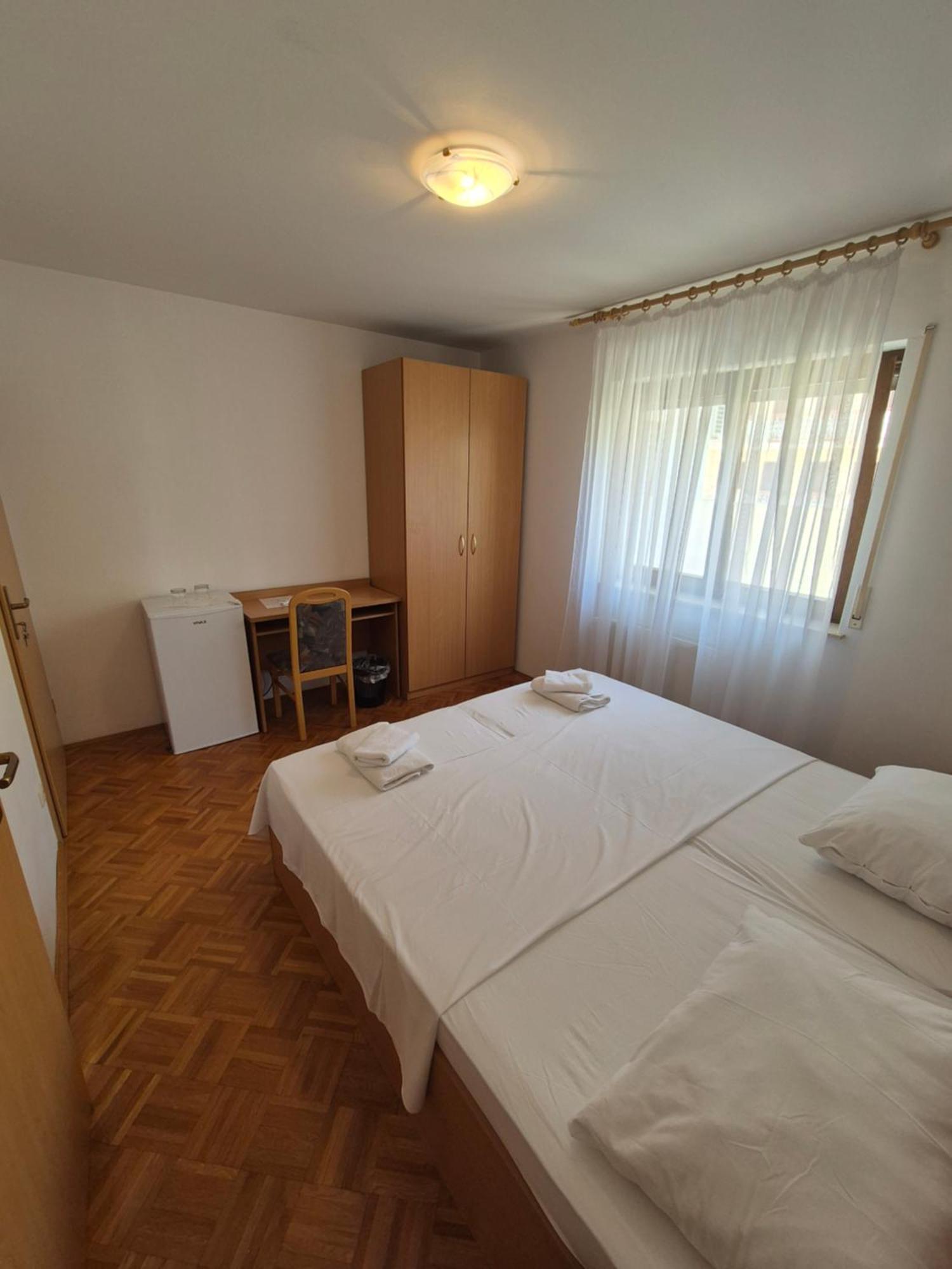 Apartments And Rooms Mamic Dugi Rat Kültér fotó