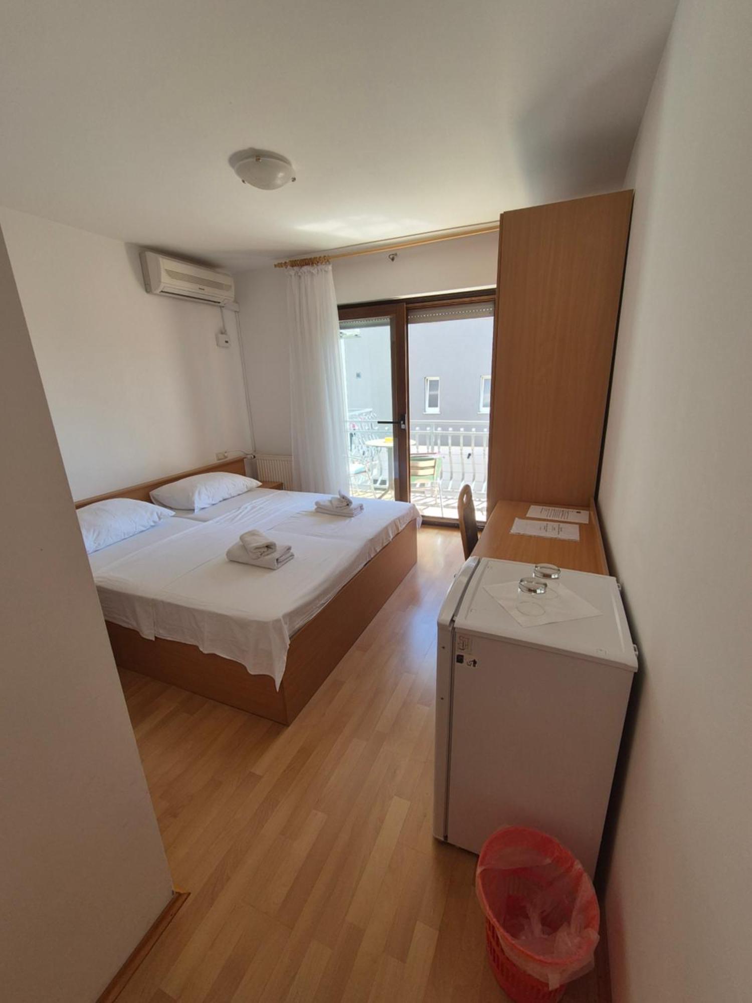 Apartments And Rooms Mamic Dugi Rat Kültér fotó