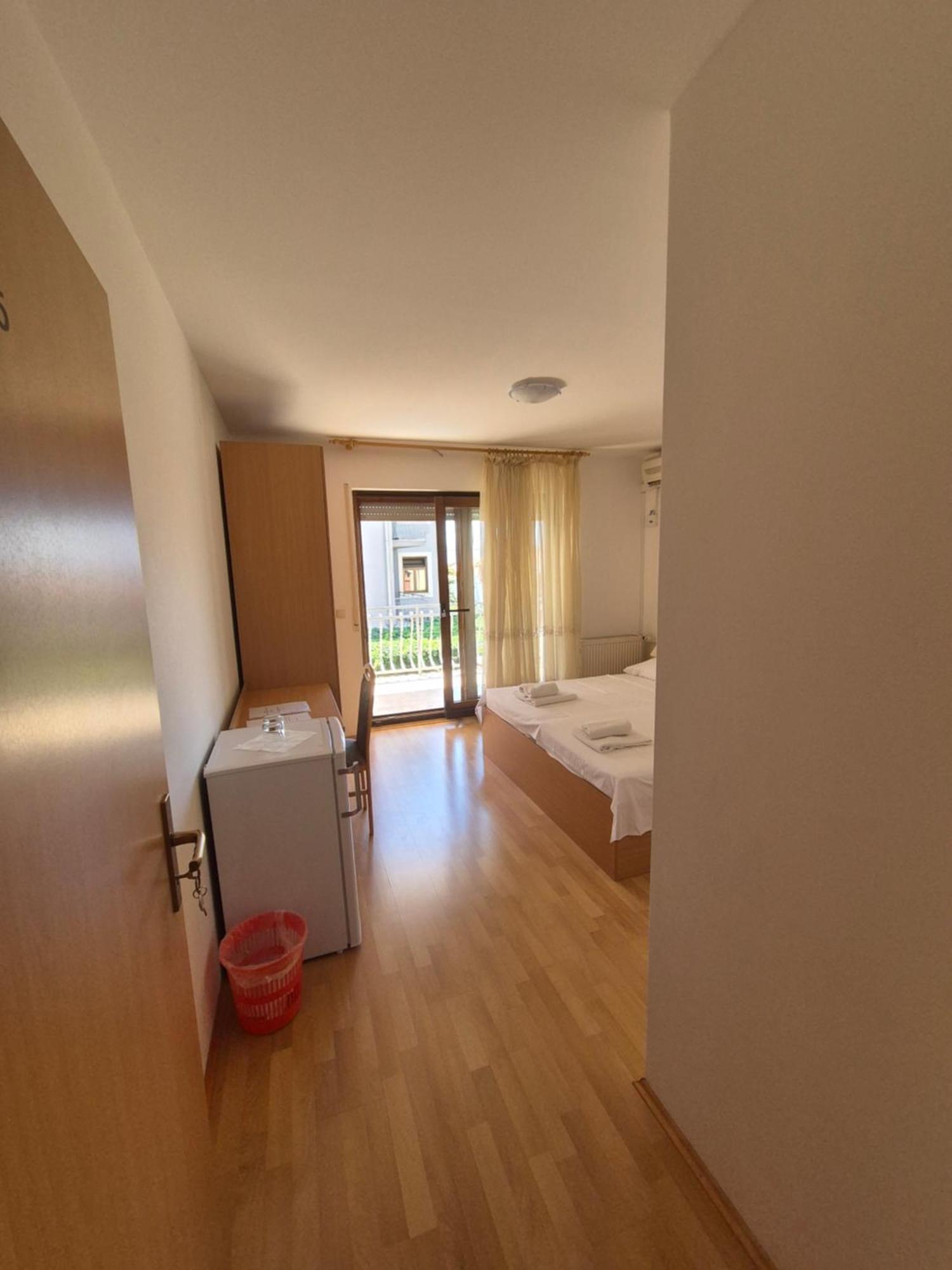 Apartments And Rooms Mamic Dugi Rat Kültér fotó