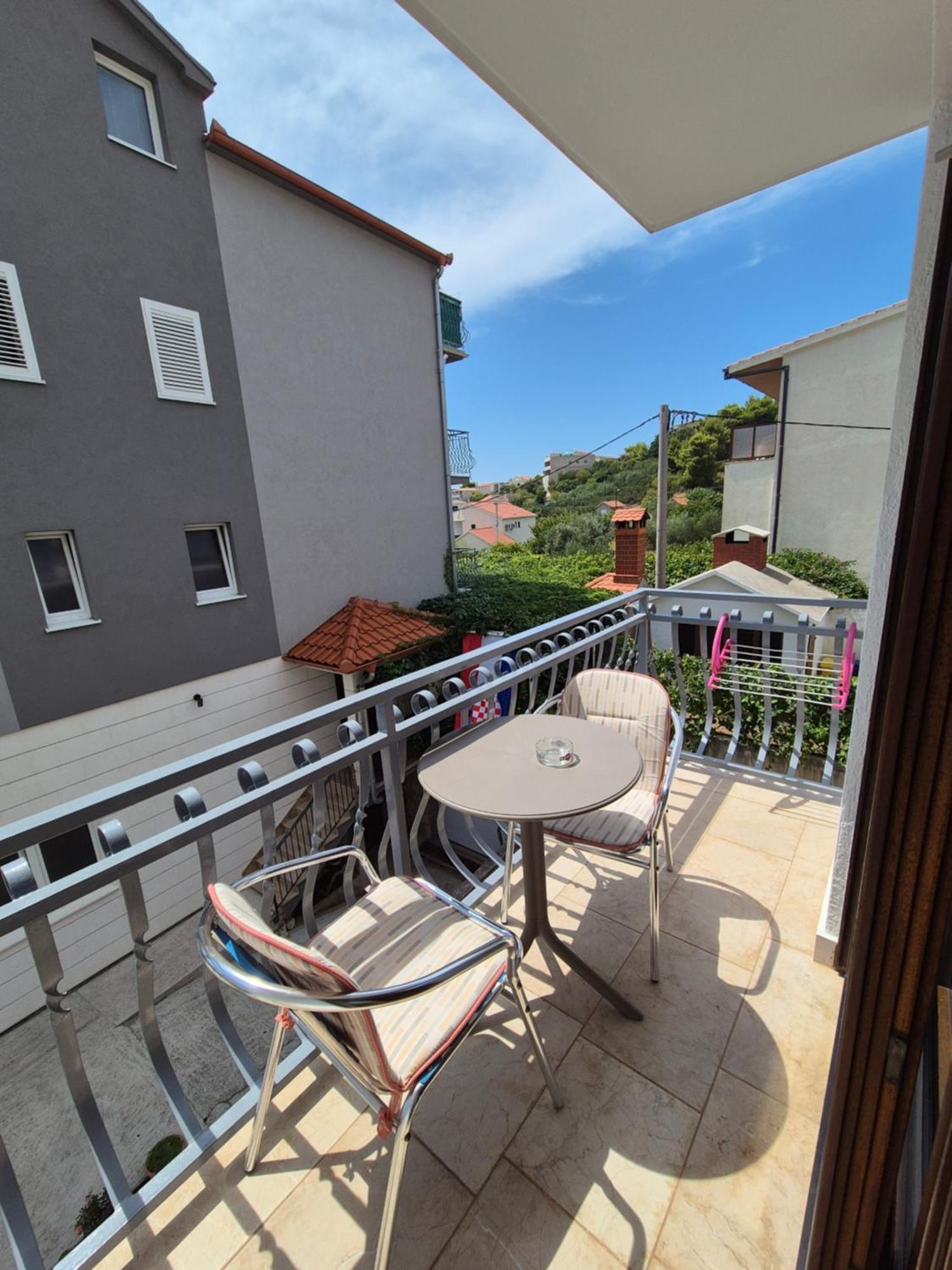 Apartments And Rooms Mamic Dugi Rat Kültér fotó