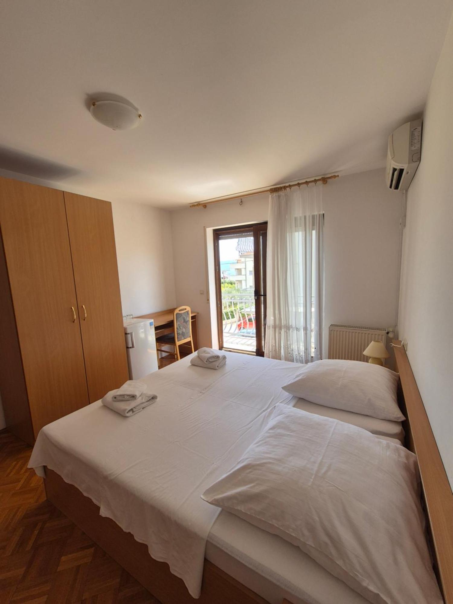 Apartments And Rooms Mamic Dugi Rat Kültér fotó