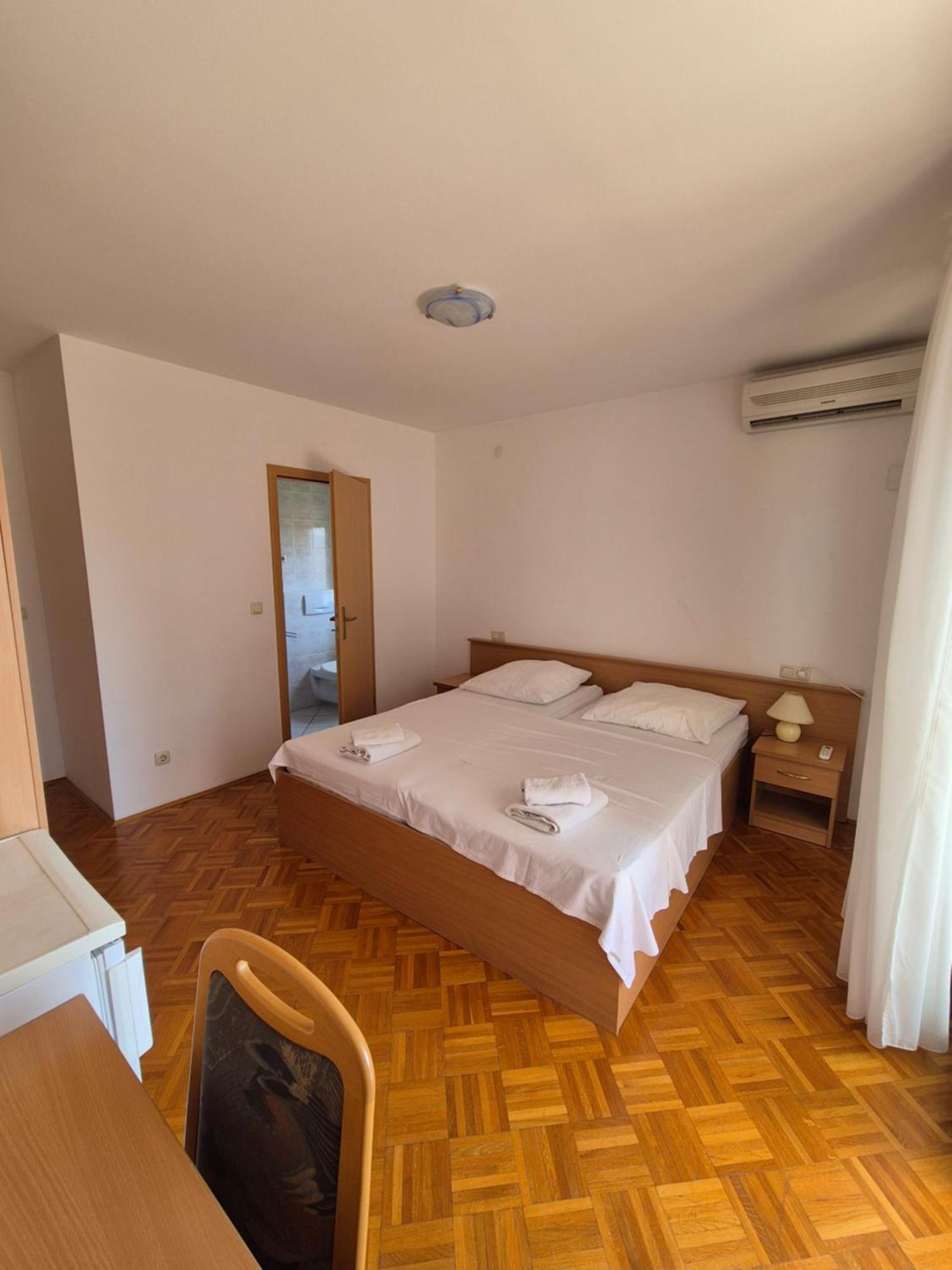 Apartments And Rooms Mamic Dugi Rat Kültér fotó
