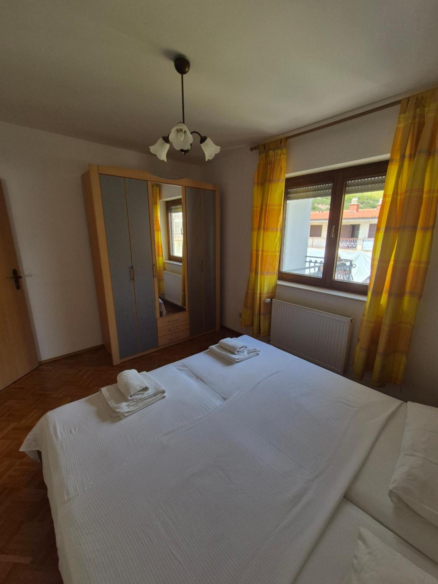 Apartments And Rooms Mamic Dugi Rat Kültér fotó
