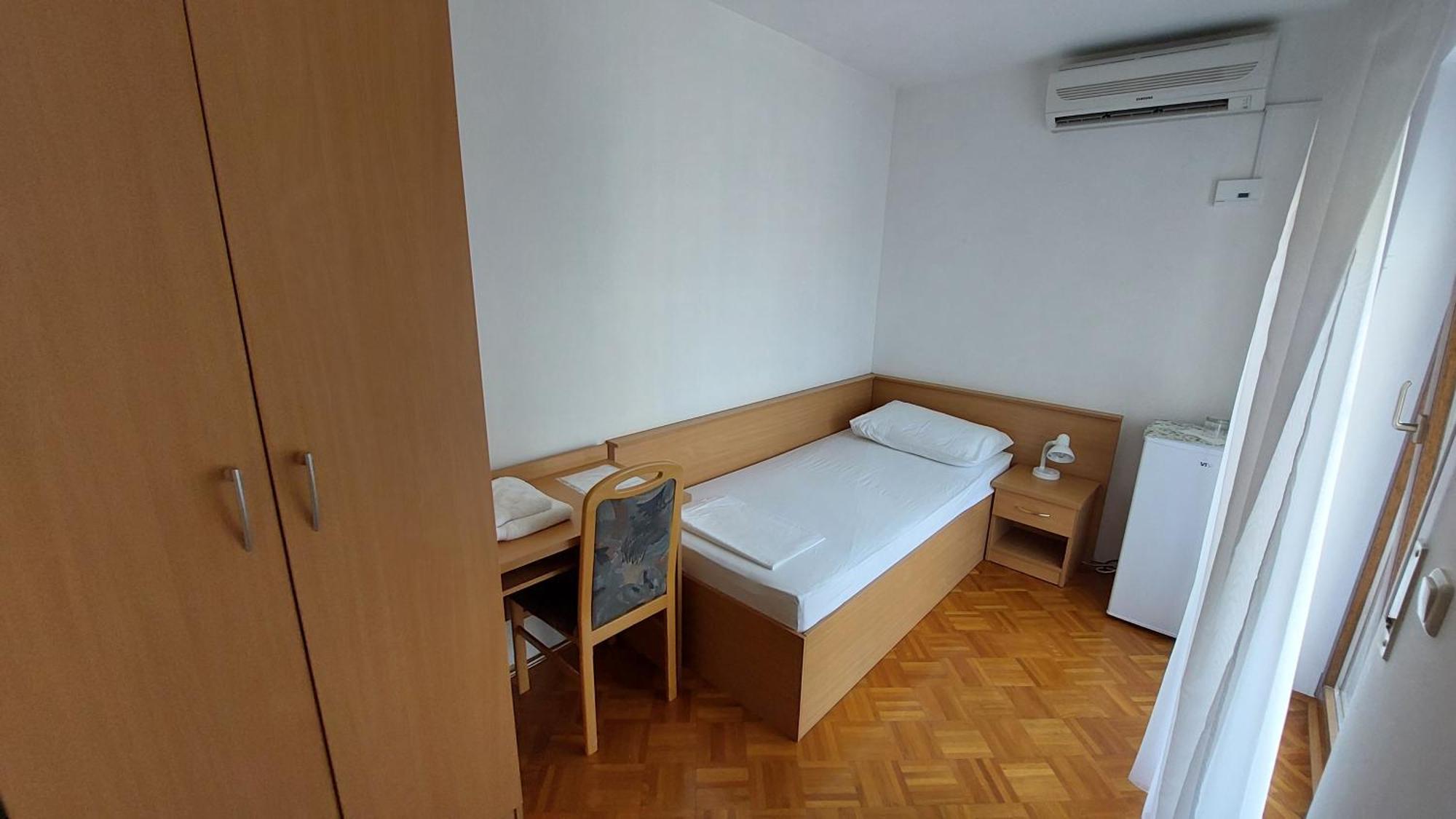 Apartments And Rooms Mamic Dugi Rat Kültér fotó