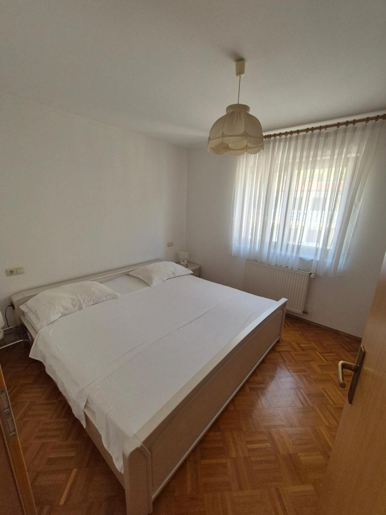 Apartments And Rooms Mamic Dugi Rat Kültér fotó