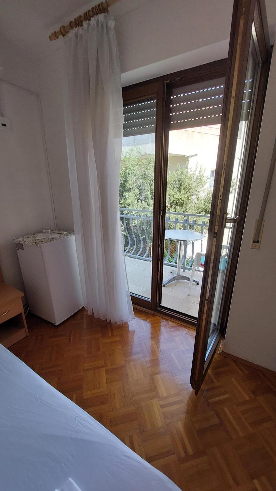 Apartments And Rooms Mamic Dugi Rat Kültér fotó
