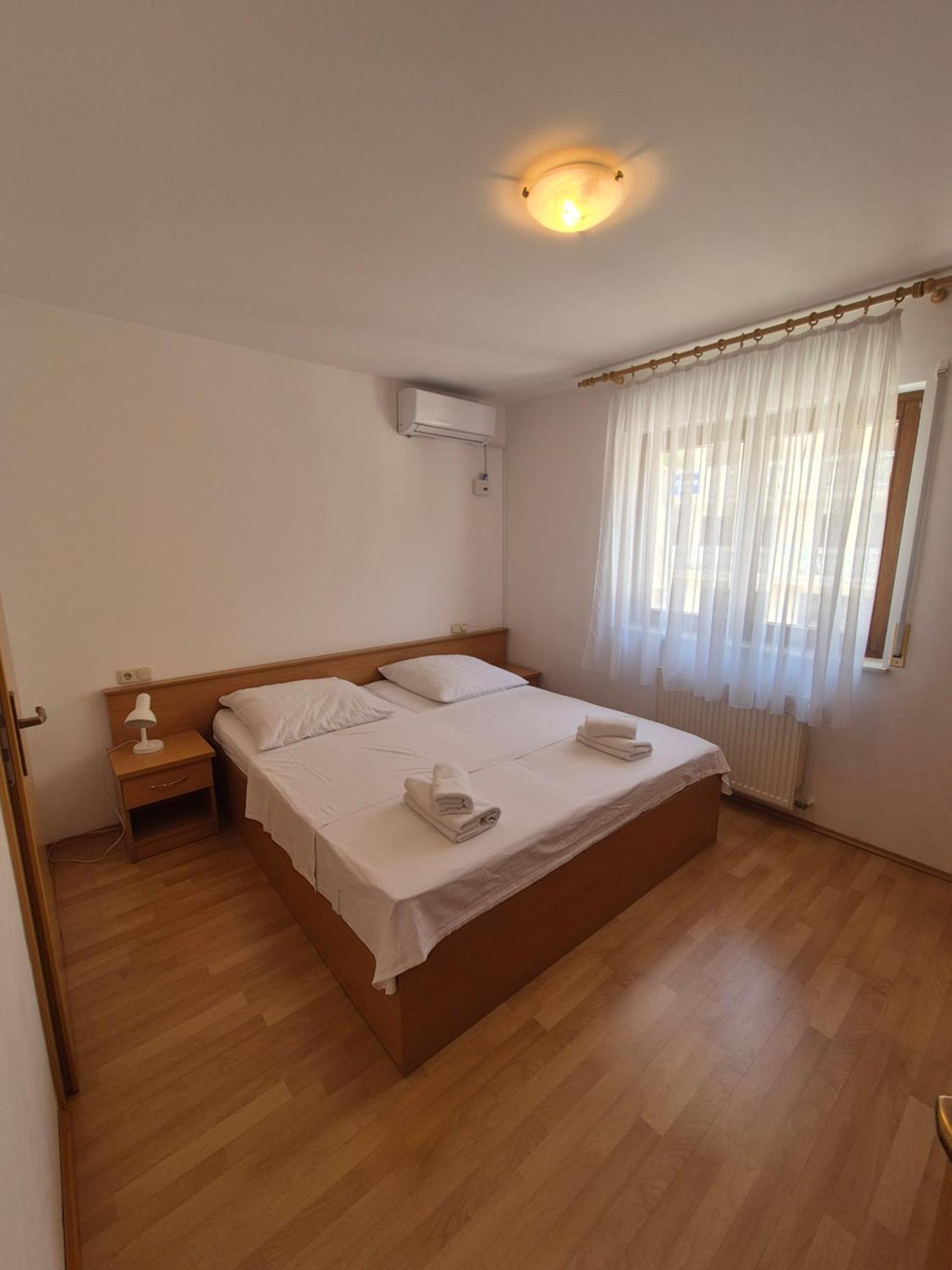 Apartments And Rooms Mamic Dugi Rat Kültér fotó